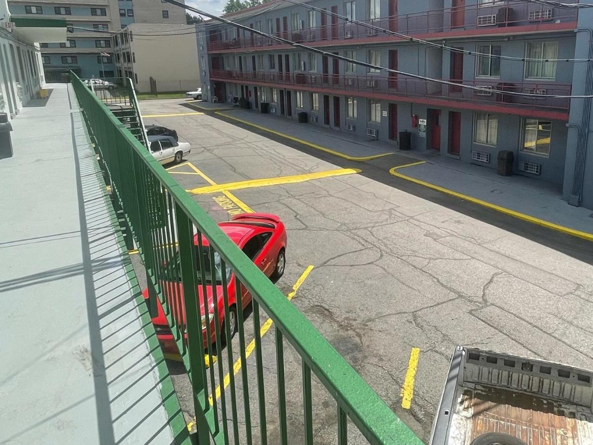 Budgetel Inn And Suites - Louisville Exteriör bild