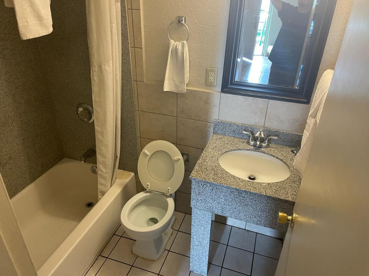Budgetel Inn And Suites - Louisville Exteriör bild